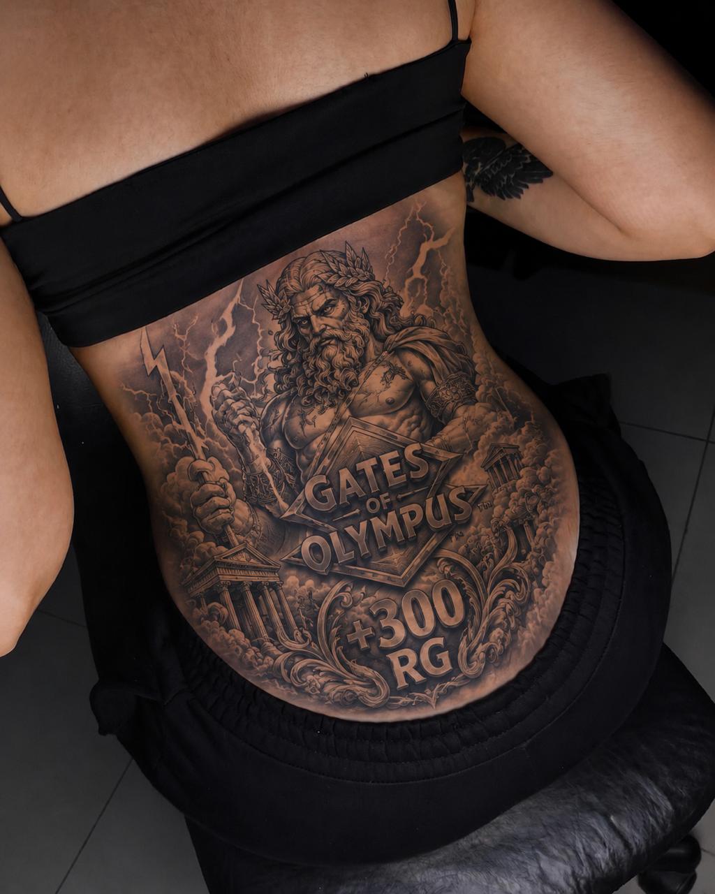 Tatuagem concentrada na zona lombar com Zeus a segurar o raio, um losango central e uma cartela ornamentada com folhagem